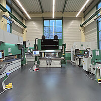 Industrie 4.0 in der Blechbearbeitung – vernetzte Abkantpresse, Rundbiegemaschine und Tafelschere mit CNC-Steuerung und digitalen Assistenzsystemen.